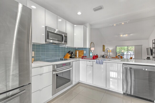 Primary Photo - 300 E Club Cir