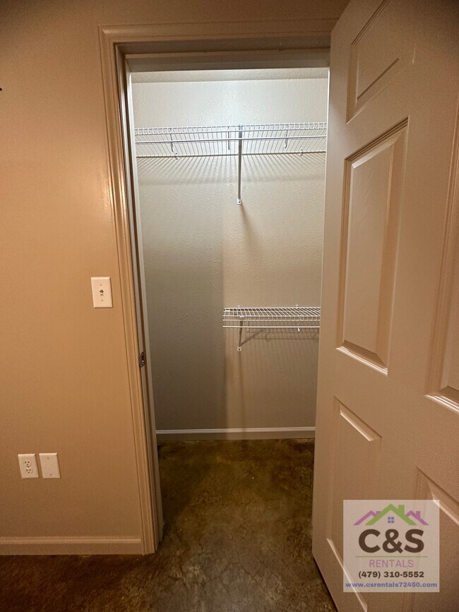 Building Photo - 601 N 6-1/2 St