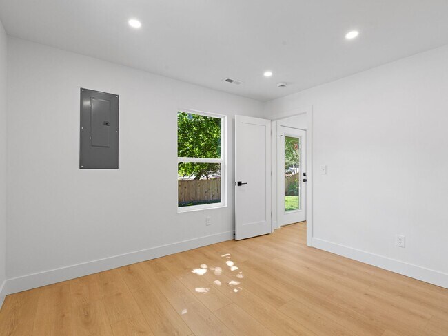 Building Photo - Light-Filled, Fully Remodeled 2?Bed / 1?Ba...