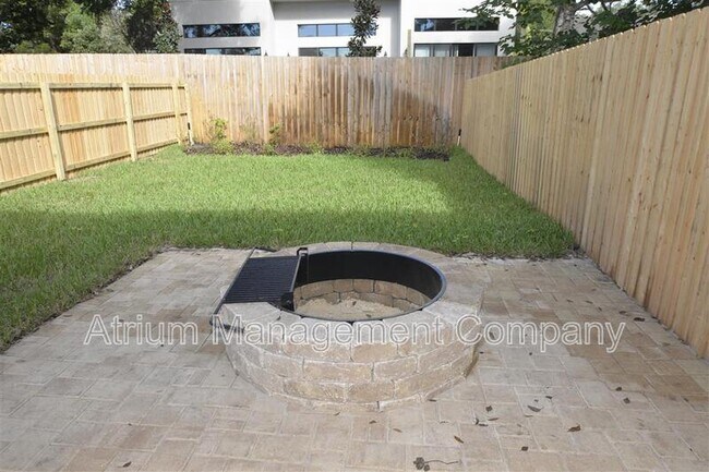 Building Photo - 2437 E Pine St