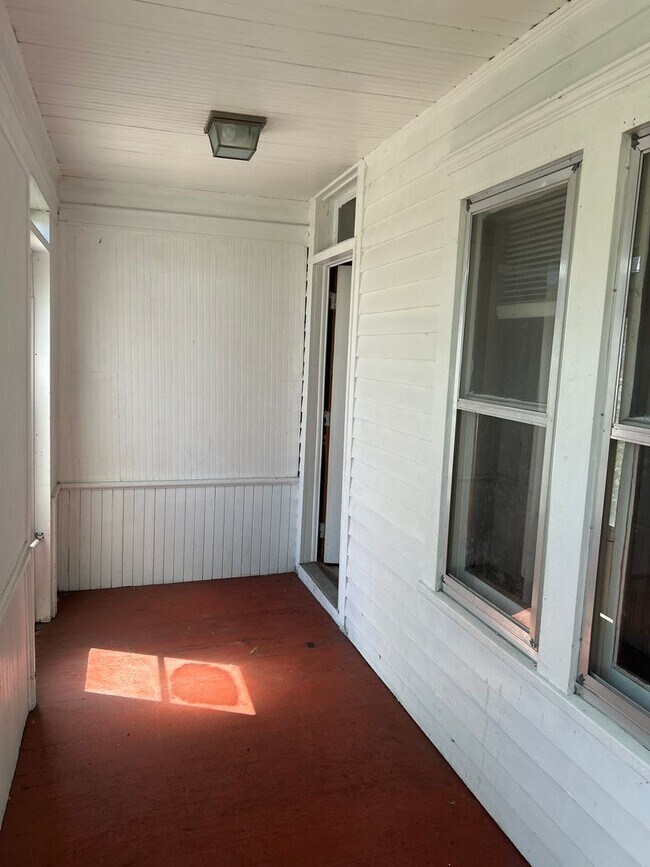 Building Photo - Spacious 3 bedroom 1 Bathroom House Available May 1st!