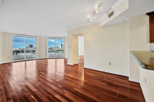 Building Photo - 401 SW 4th Ave