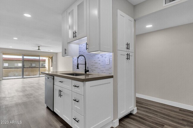 Building Photo - 7625 E Camelback Rd