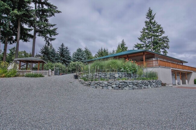 Building Photo - Country Home on Acreage and Pet Friendly!