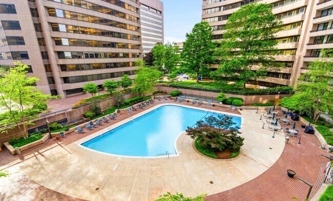 Building Photo - 1300 Crystal Dr