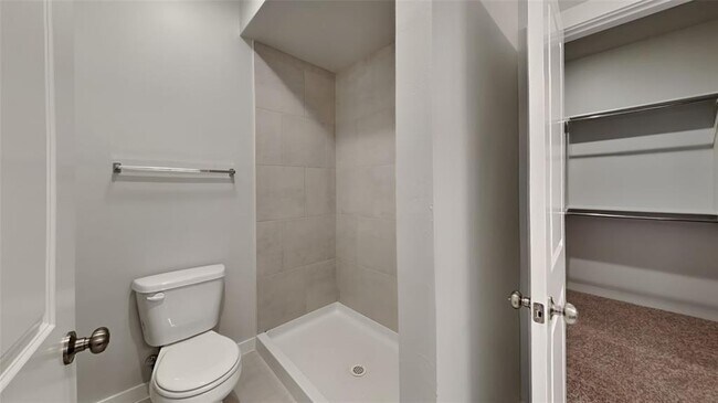 Building Photo - 17019 Oak Dr