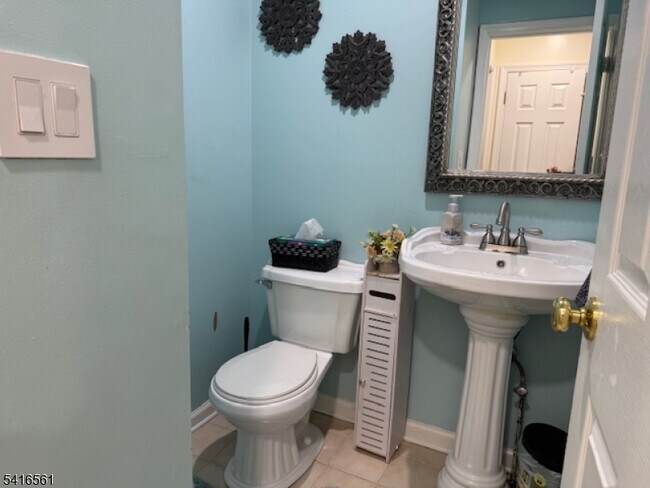 Building Photo - 1704 Bergen Ct