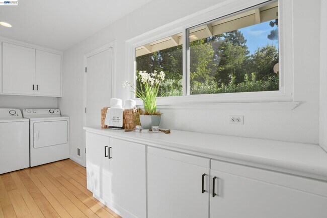 Building Photo - 2402 Royal Oaks Dr