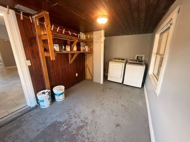 Building Photo - Updated 4/2 Ready for Immediate Move-In