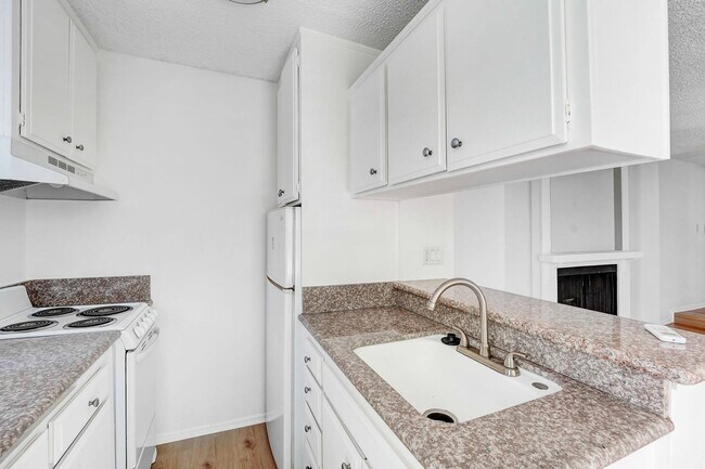 Interior Photo - 727 Westbourne