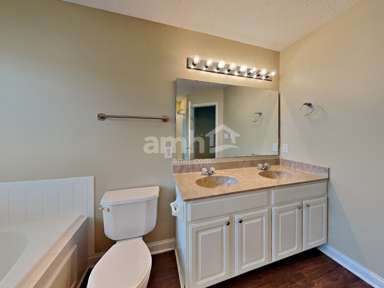 Building Photo - 10430 Wintergreen Way