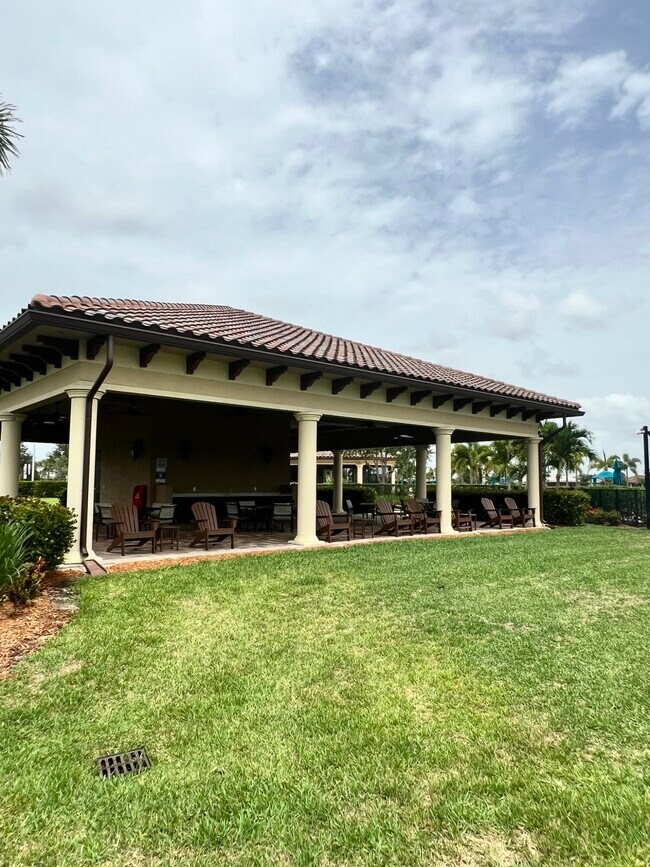 Building Photo - 655 S E Boboli Way