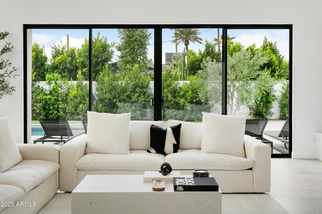 Building Photo - 4002 N 33rd Pl