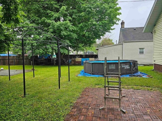 Building Photo - 216 S Grand Ave