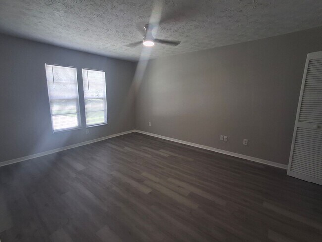 Building Photo - 3/2 SCREENED PORCH & FENCED-IN BACKYARD HOME