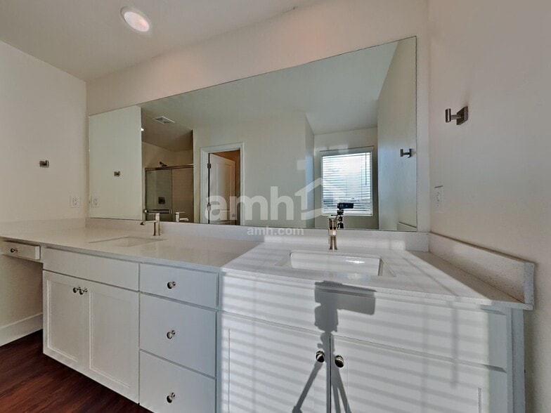 Building Photo - 1029 N Barkvine Ave