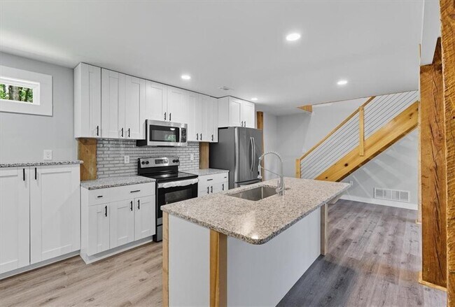 Building Photo - 96 Collins Rd