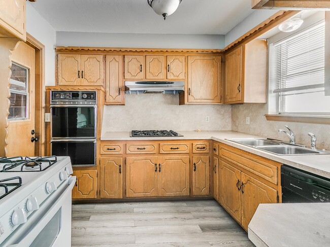 Building Photo - 4405 N Chapman Ave