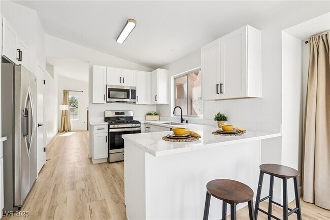 Building Photo - 7400 Queen Palm Dr