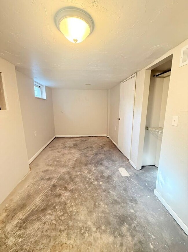 Building Photo - Newly remodeled 3-bedroom, 1.5-bath home featuring granite countertops, central A/C, and a partia...