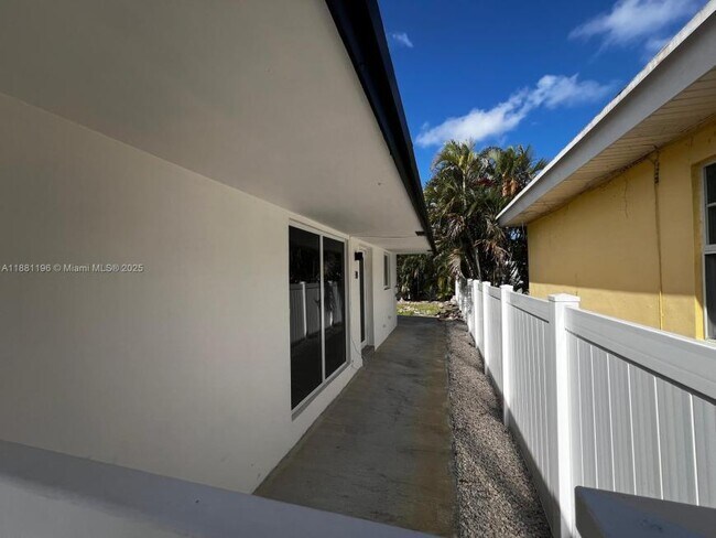 Building Photo - 2 bedroom in Hollywood FL 33021