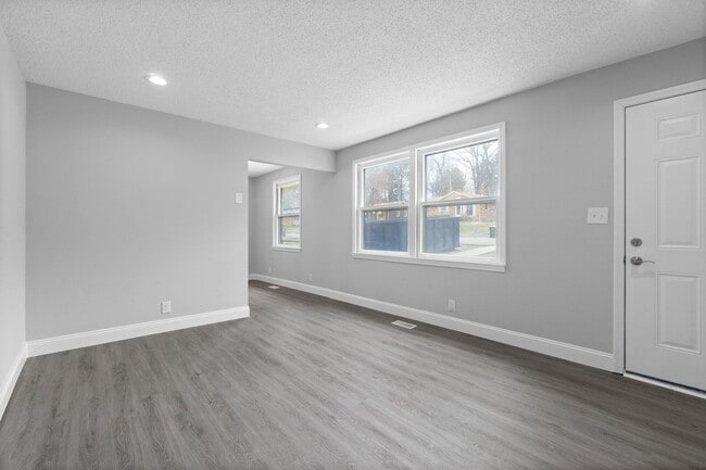 Building Photo - 3 Bedroom 2 Bath Renovated Pet Friendly Home For Rent!