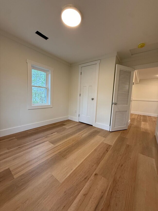 Building Photo - 3 Bdrm Close to Campus! Discount Rate of $1,500 from May-July, 2026.  August 2026 rate of $2,250!