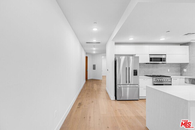 Building Photo - 2000 Beachwood Dr