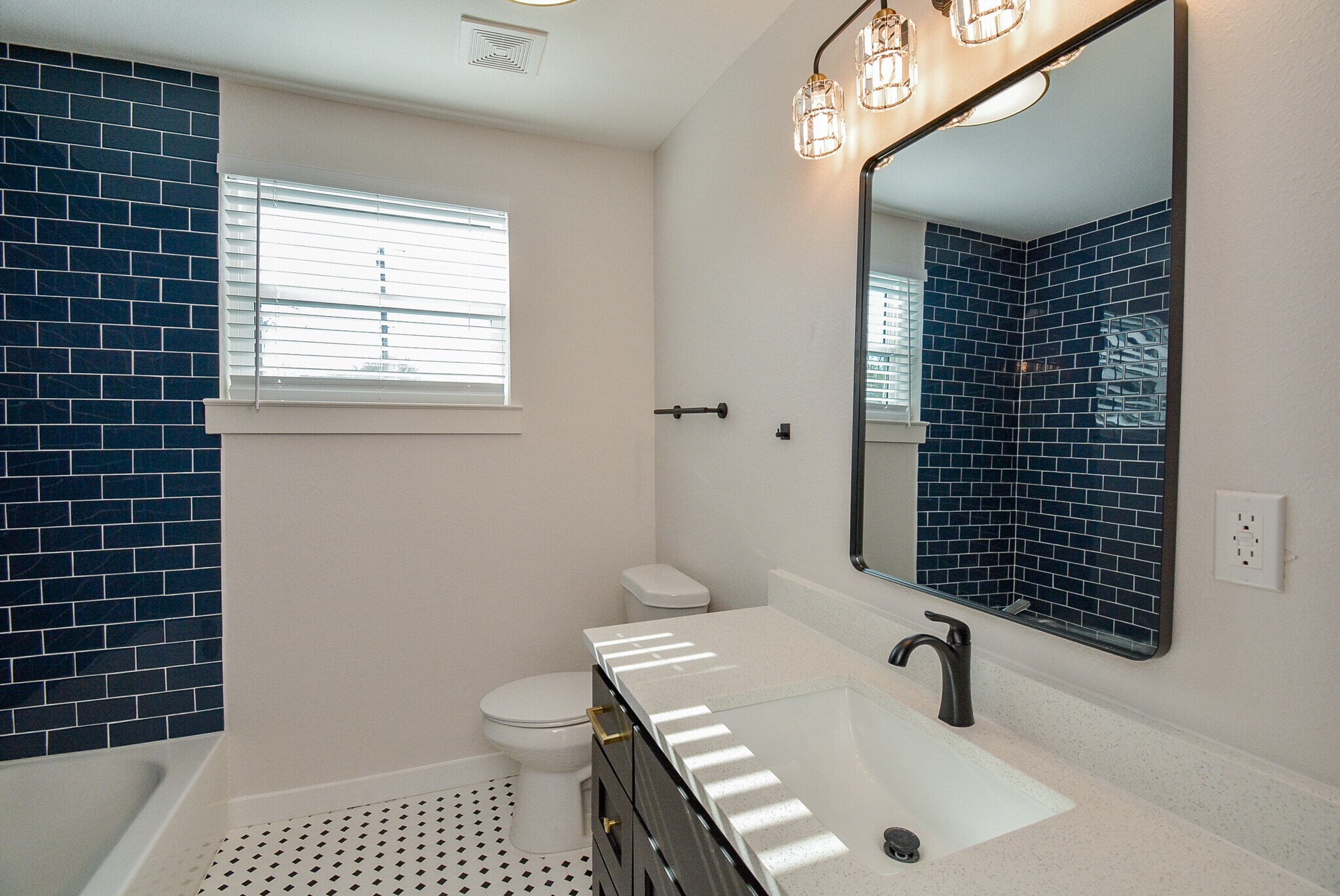 Shared bath for Bedrooms 2 and 3 - 2916 Arbor St