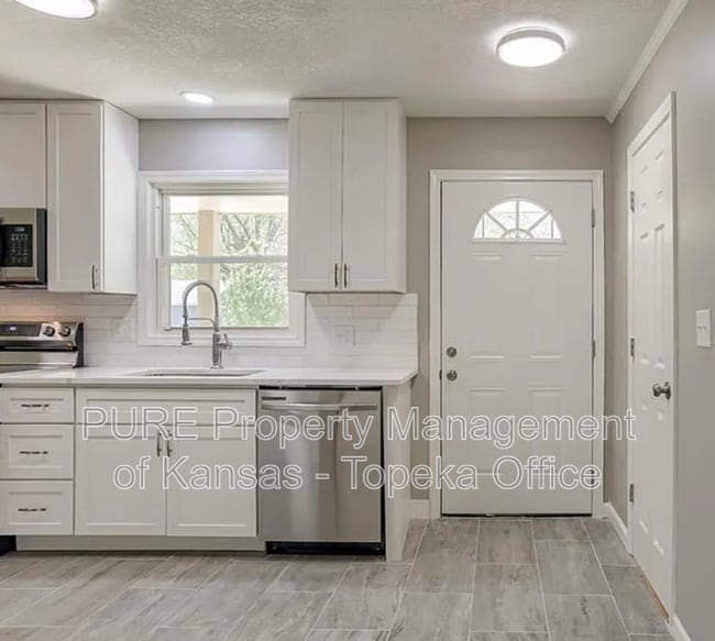 Building Photo - 9917 Flora Ave