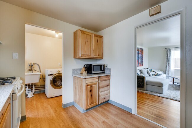 Building Photo - 216 S Irving St