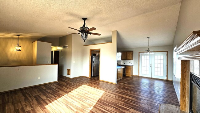 Building Photo - 4 bed, 3 bath Home w/ 2 car garage in Hays...