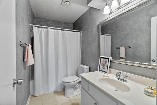 Building Photo - 2 Bedroom 2 Bath in Ideal Location