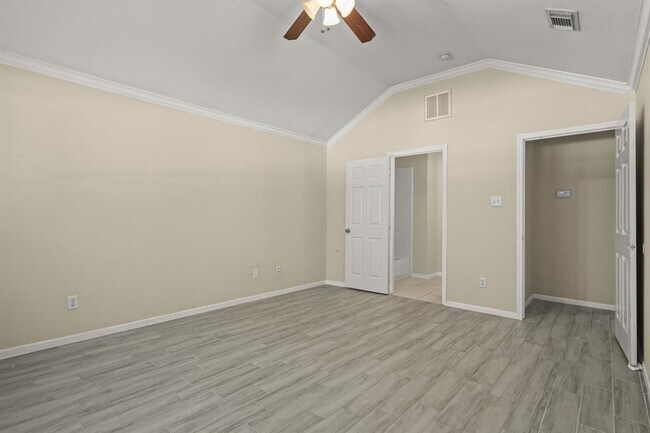 Building Photo - 420 Woodlake Dr