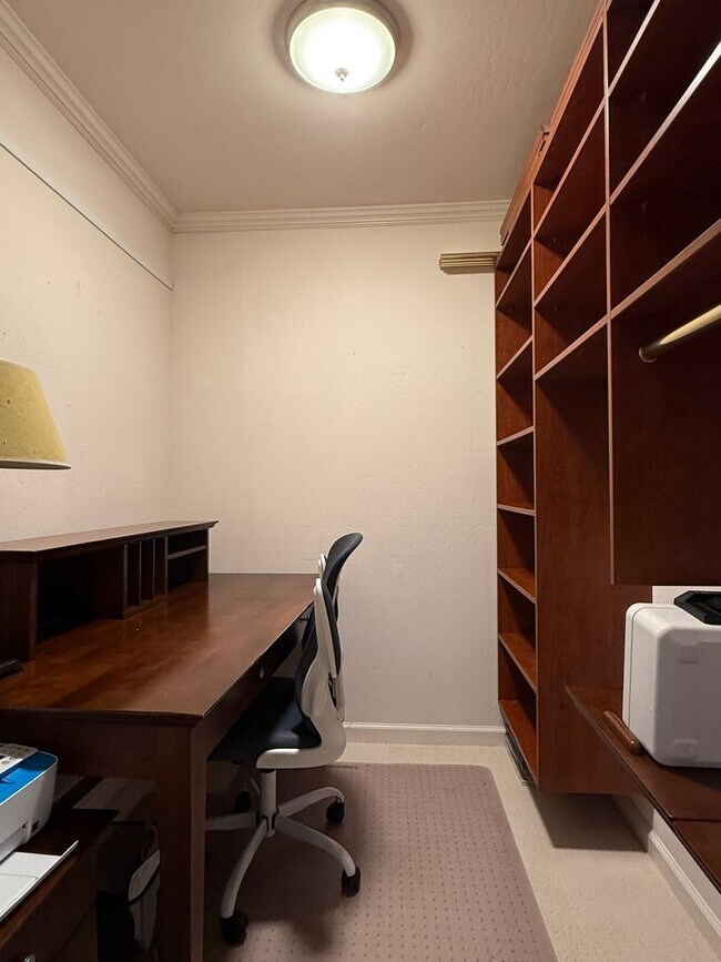 Building Photo - 4 bed, 2.5 bath top floor corner unit cond...