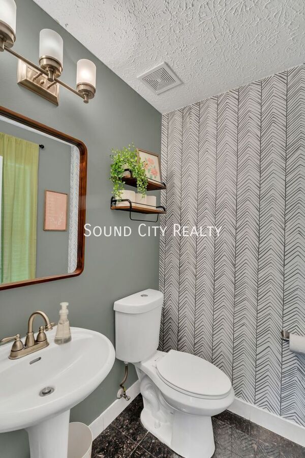 Building Photo - 1233 Twin Cir Dr