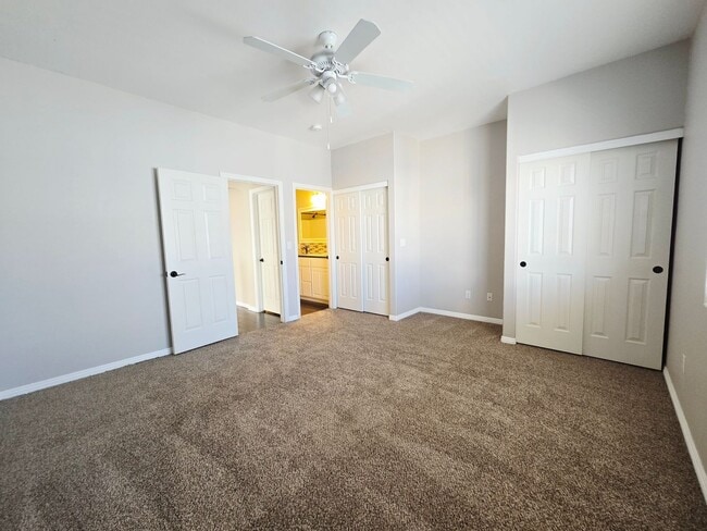 Building Photo - 3 BEDROOM & 2.5 BATH TOWNHOME LOCATED IN GREEN VALLEY  HENDERSON