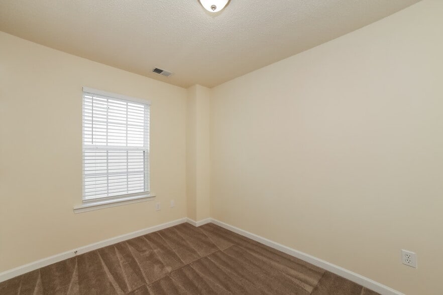 Building Photo - 67 Middlebrook Dr