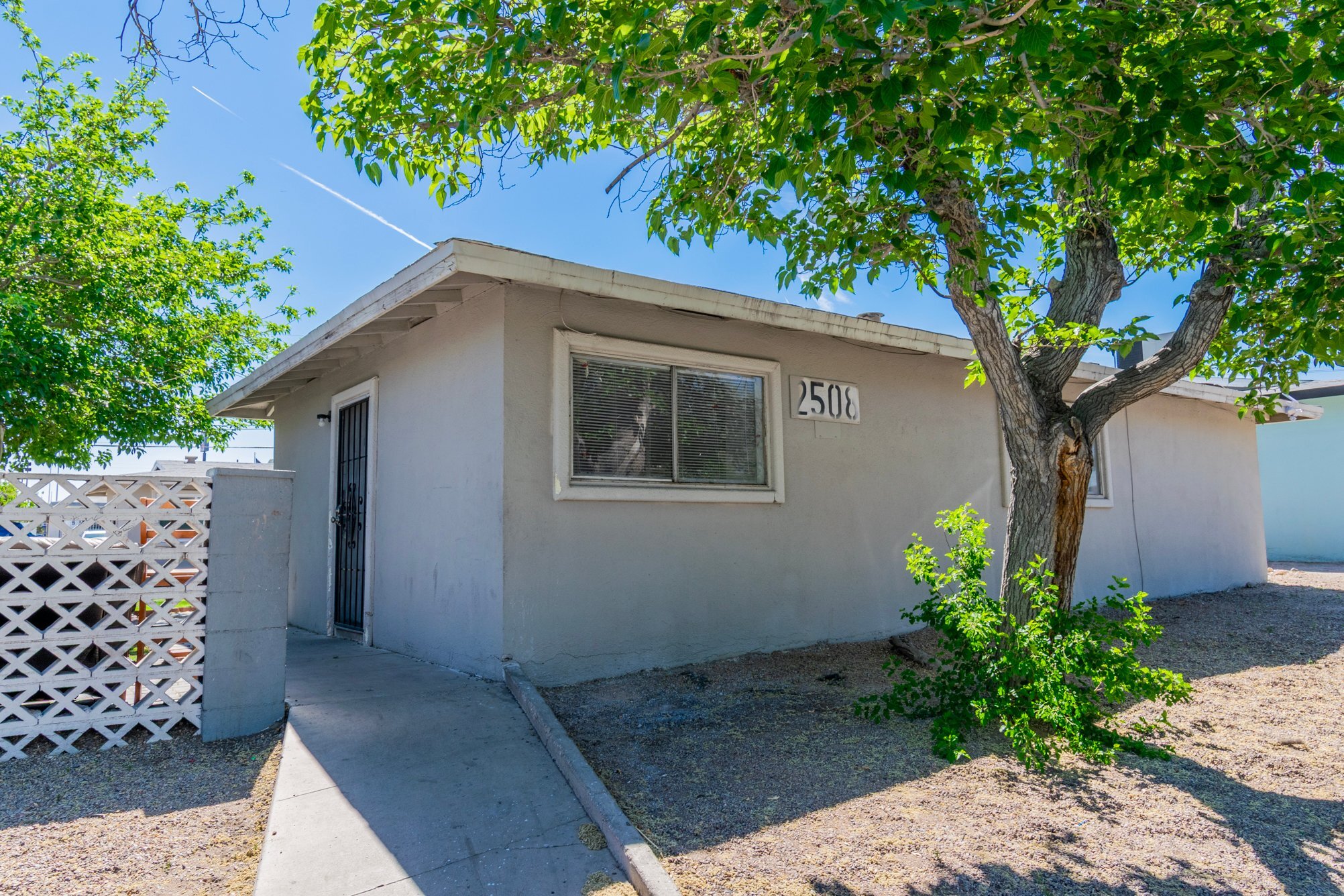 Building Photo - 2508 E Mesquite Ave