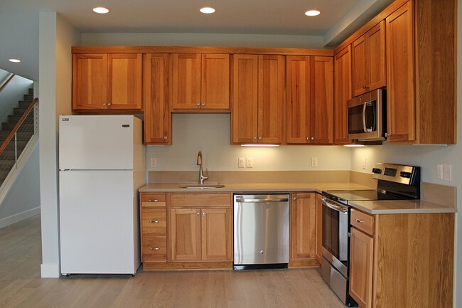 Building Photo - 827 NW Victoria Ave