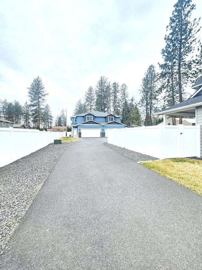 Building Photo - $2,300 - 3 Bed / 2.5 Bath Gorgeous Newer Built Duplex in North Spokane