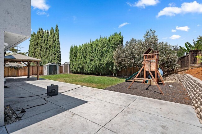 Building Photo - 3661 Slopeview Dr
