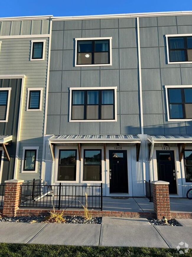 Building Photo - Adorable townhome!