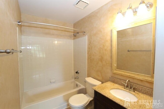 Building Photo - 208 Ravens Crest Dr