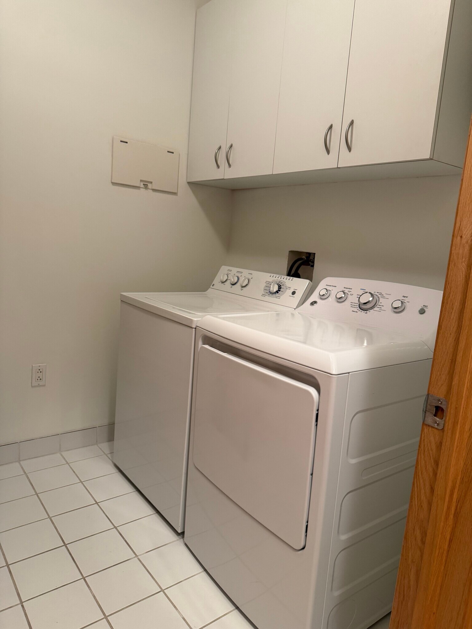 Building Photo - 701 W Lakeside Ave