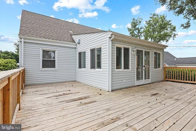 Building Photo - Picture-Perfect 2 Bedroom Home!