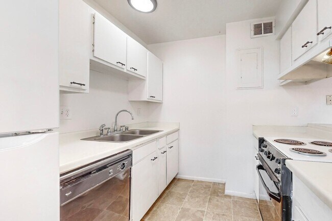 Building Photo - Cozy 3 Bedroom 1.5 Bathroom In NW Albuquerque!