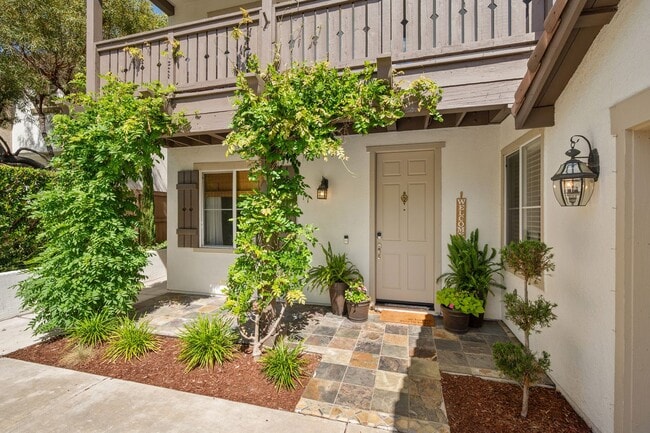 Building Photo - Gorgeous Eastlake Townhome!