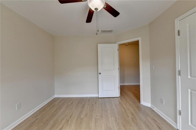 Building Photo - 2152 Greencrest Cir