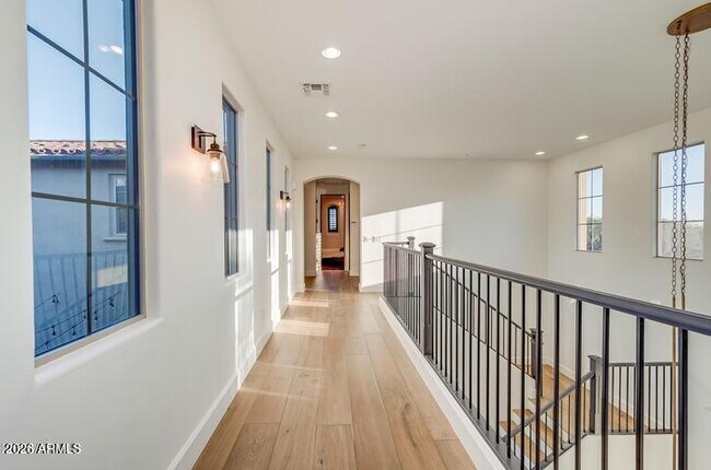 Building Photo - 8280 E Tailfeather Dr